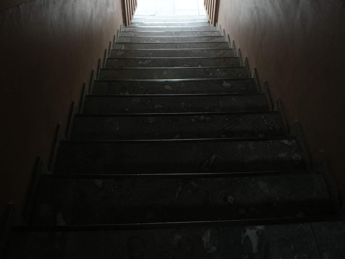 Escaleras del edificio vistas desde el primer piso hacia la calle