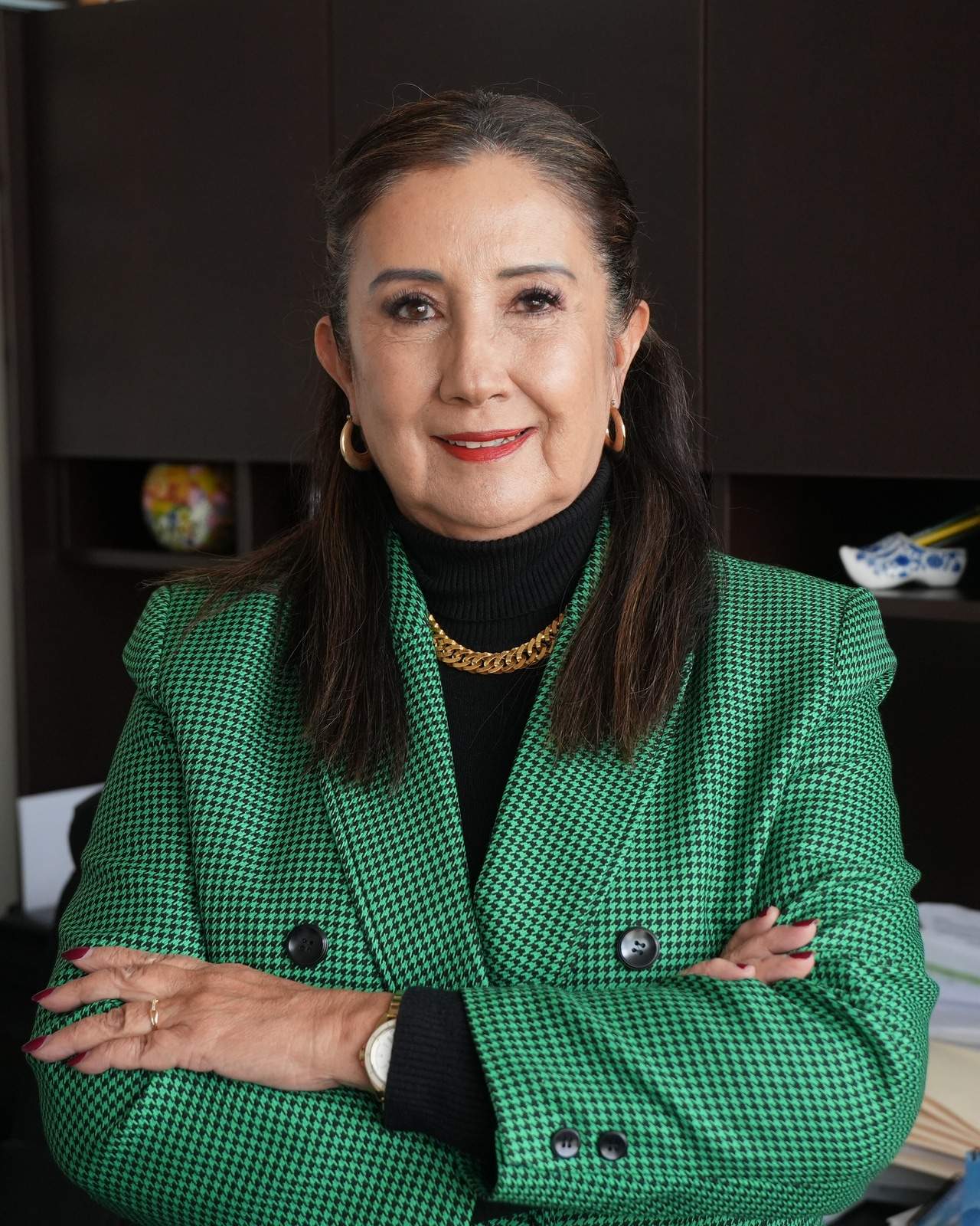 La promotora de PromoSeguros, con blazer verde, en su oficina de Durango